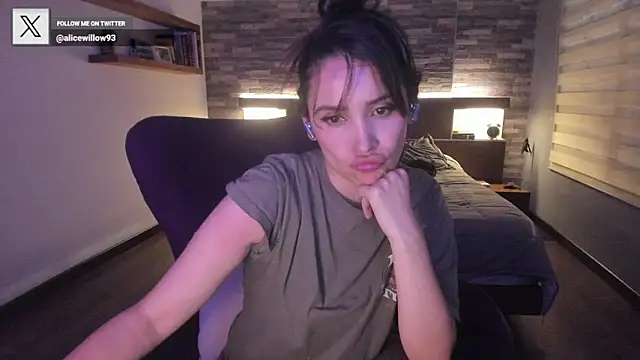 alicewilloww online show from October 1, 2025, 11:00 pm