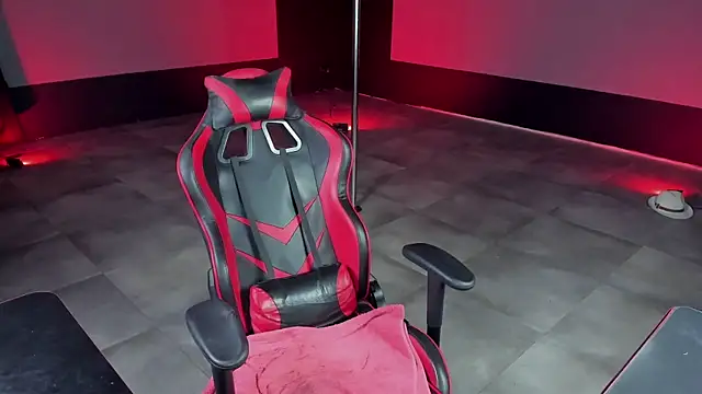 Snapshot of dirty-boss chatting on February 14, 2025, 4:37 am dirty-boss online show from February 14, 2025, 4:37 am