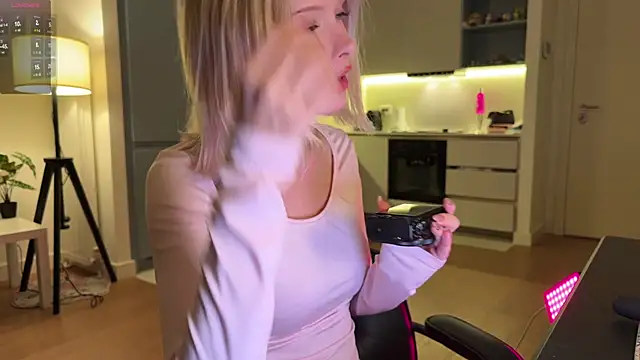 Snapshot of neon_demon chatting on September 18, 2025, 8:33 pm neon demon online show from September 18, 2025, 8:33 pm