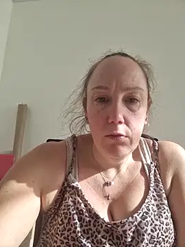 Snapshot of Wisie_Cutie chatting on February 4, 2026, 1:28 pm Wisie Cutie online show from February 4, 2026, 1:28 pm