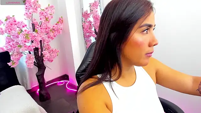 KAROLIVONNE online show from July 9, 2026, 3:27 pm