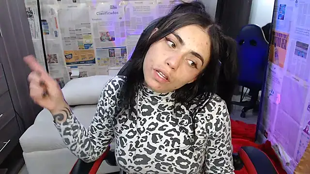 i am nina  online show from November 14, 2025, 4:33 am