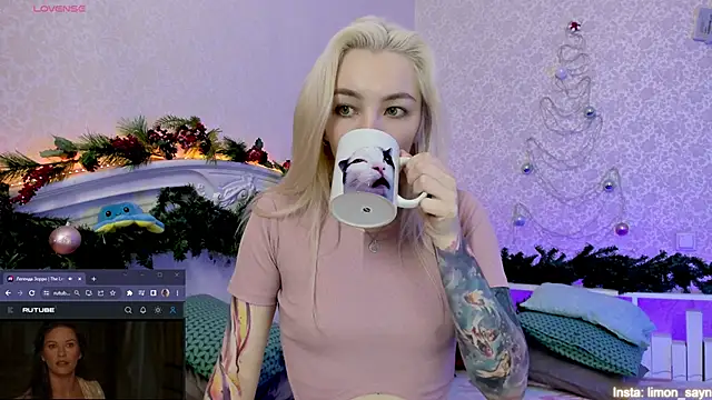 Snapshot of LillyMoure_ chatting on January 15, 2025, 12:09 am LillyMoure  online show from January 15, 2025, 12:09 am