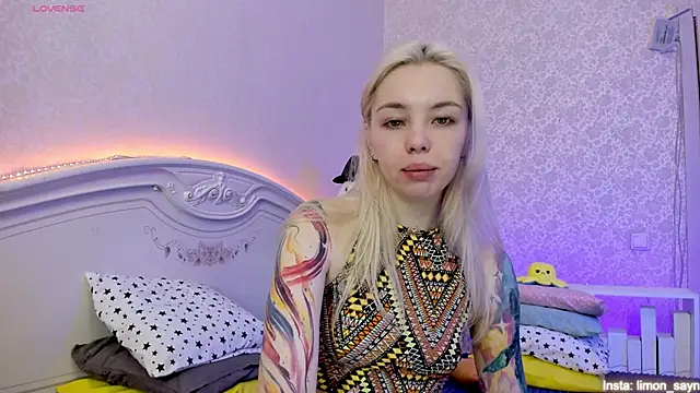 Snapshot of LillyMoure_ chatting on January 20, 2025, 11:54 pm LillyMoure  online show from January 20, 2025, 11:54 pm