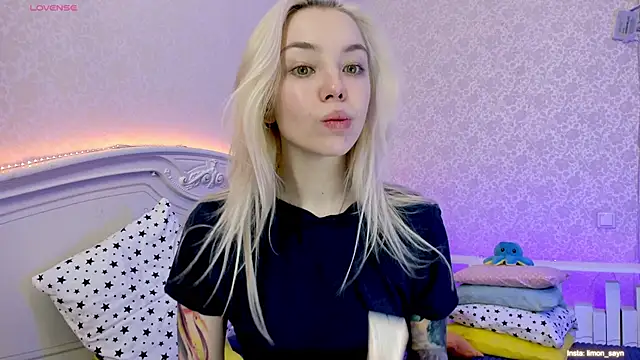 Snapshot of LillyMoure_ chatting on January 23, 2025, 11:58 pm LillyMoure  online show from January 23, 2025, 11:58 pm