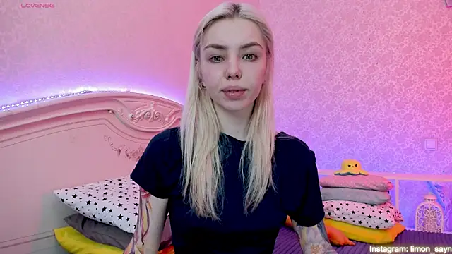 Snapshot of LillyMoure_ chatting on February 4, 2025, 11:59 pm LillyMoure  online show from February 4, 2025, 11:59 pm