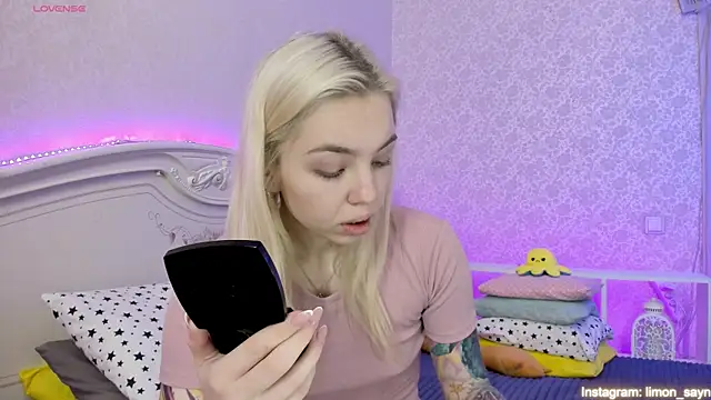 Snapshot of LillyMoure_ chatting on February 10, 2025, 11:45 pm LillyMoure  online show from February 10, 2025, 11:45 pm