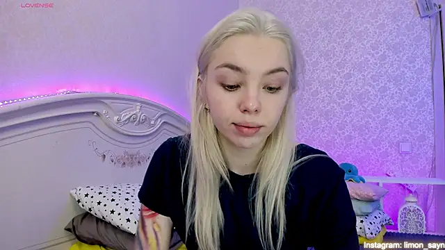 Snapshot of LillyMoure_ chatting on February 16, 2025, 12:08 am LillyMoure  online show from February 16, 2025, 12:08 am