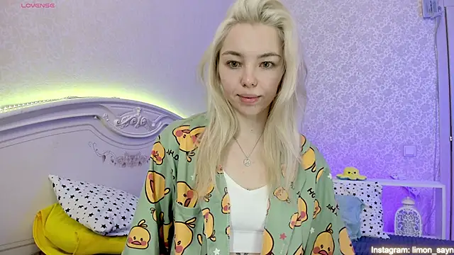 Snapshot of LillyMoure_ chatting on February 26, 2025, 11:48 pm LillyMoure  online show from February 26, 2025, 11:48 pm