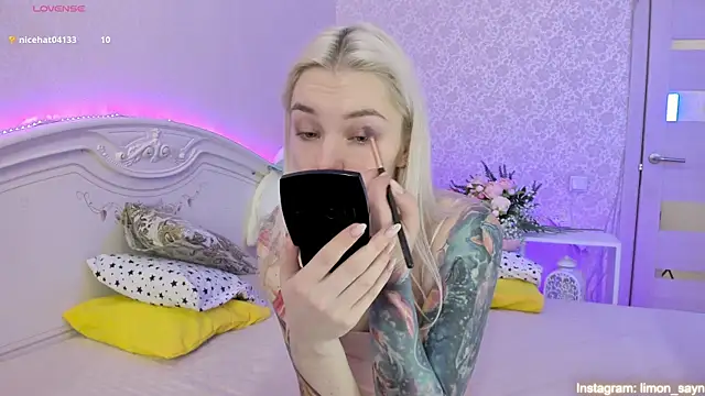 Snapshot of LillyMoure_ chatting on March 9, 2025, 12:00 am LillyMoure  online show from March 9, 2025, 12:00 am