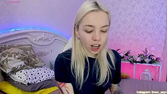 Snapshot of LillyMoure_ chatting on March 17, 2025, 12:19 am LillyMoure  online show from March 17, 2025, 12:19 am