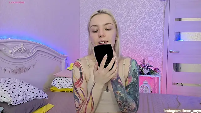 Snapshot of LillyMoure_ chatting on March 19, 2025, 11:25 pm LillyMoure  online show from March 19, 2025, 11:25 pm