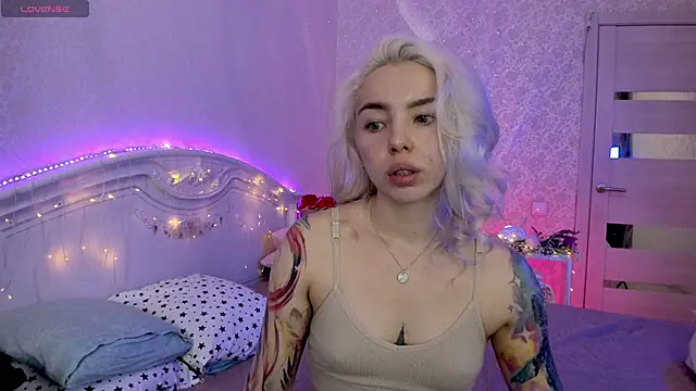 Snapshot of LillyMoure_ chatting on September 23, 2025, 11:30 pm LillyMoure  online show from September 23, 2025, 11:30 pm