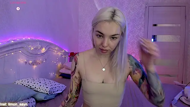 Snapshot of LillyMoure_ chatting on October 4, 2025, 11:58 pm LillyMoure  online show from October 4, 2025, 11:58 pm