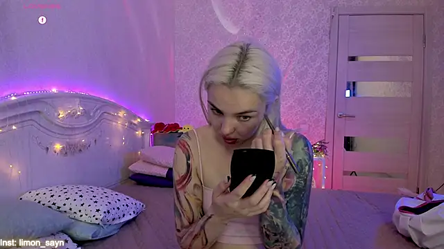 Snapshot of LillyMoure_ chatting on October 5, 2025, 11:35 pm LillyMoure  online show from October 5, 2025, 11:35 pm