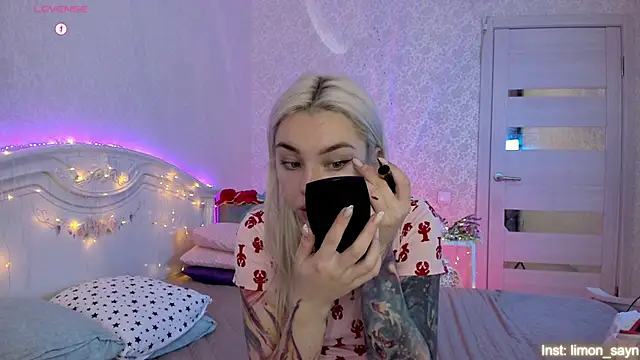 Snapshot of LillyMoure_ chatting on October 9, 2025, 11:36 pm LillyMoure  online show from October 9, 2025, 11:36 pm