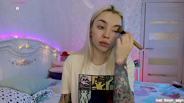Snapshot of LillyMoure_ chatting on October 16, 2025, 11:28 pm LillyMoure  online show from October 16, 2025, 11:28 pm