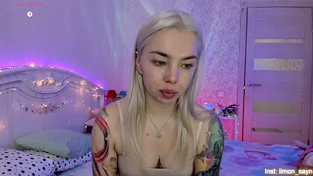 Snapshot of LillyMoure_ chatting on October 20, 2025, 1:06 am LillyMoure  online show from October 20, 2025, 1:06 am