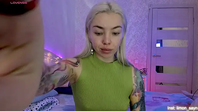 Snapshot of LillyMoure_ chatting on October 24, 2025, 11:34 pm LillyMoure  online show from October 24, 2025, 11:34 pm