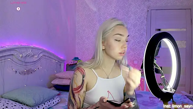 Snapshot of LillyMoure_ chatting on October 25, 2025, 11:21 pm LillyMoure  online show from October 25, 2025, 11:21 pm