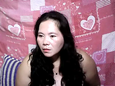Snapshot of Cutehornywetmom chatting on June 7, 2026, 2:32 pm Cutehornywetmom online show from June 7, 2026, 2:32 pm