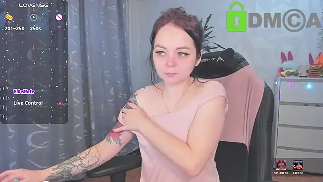 Snapshot of AnnyHoney_ chatting on December 14, 2025, 11:26 am AnnyHoney online show from December 14, 2025, 11:26 am