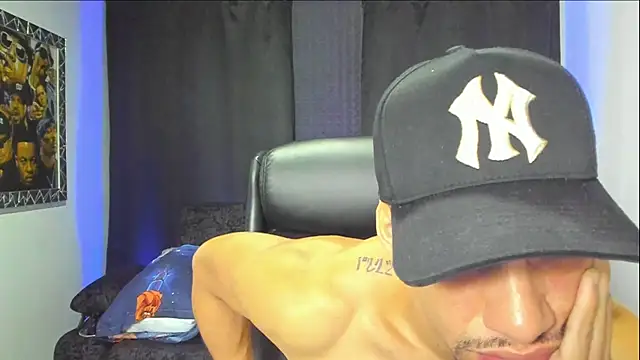 jhonnysnow17 online show from December 18, 2025, 8:42 am