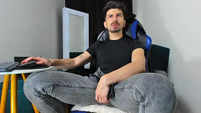 Snapshot of LiamCossio_ chatting on January 10, 2025, 6:42 am LiamCossio  online show from January 10, 2025, 6:42 am