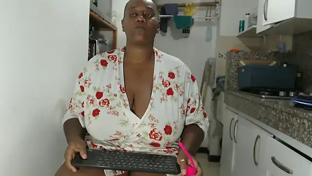 Snapshot of LiraRusso chatting on October 20, 2025, 10:32 pm LiraRusso online show from October 20, 2025, 10:32 pm