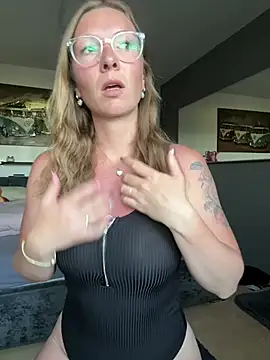 BunnyDiamond1 online show from May 27, 2026, 5:10 pm