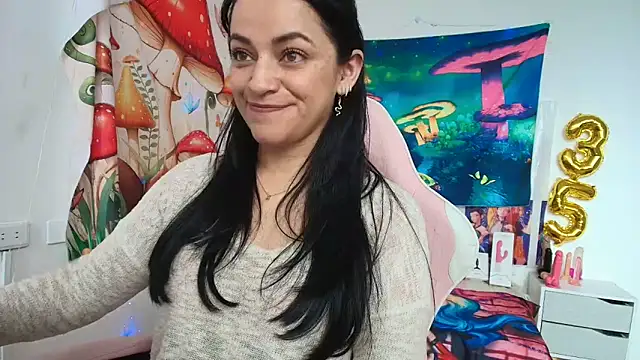 LovelyAzucena online show from May 26, 2026, 2:35 pm