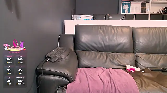 Snapshot of Lili-Bertine chatting on October 7, 2025, 8:50 pm Lili-Bertine online show from October 7, 2025, 8:50 pm