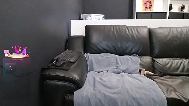 Snapshot of Lili-Bertine chatting on February 4, 2026, 11:31 pm Lili-Bertine online show from February 4, 2026, 11:31 pm