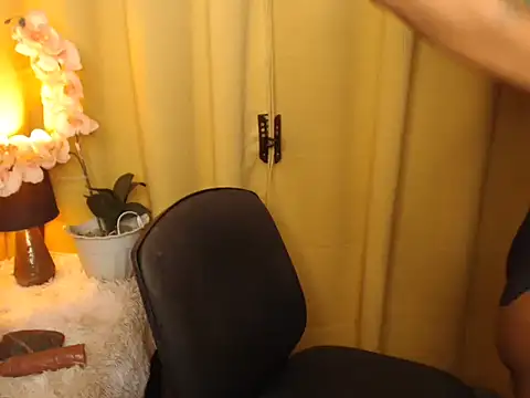 Snapshot of Victoria_Saint chatting on February 20, 2025, 12:15 pm Victoria Saint online show from February 20, 2025, 12:15 pm