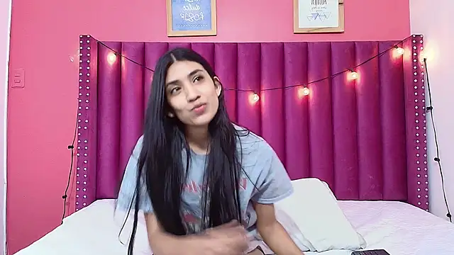 Snapshot of littlee_emilyy_ chatting on January 22, 2025, 5:59 am littlee emilyy  online show from January 22, 2025, 5:59 am