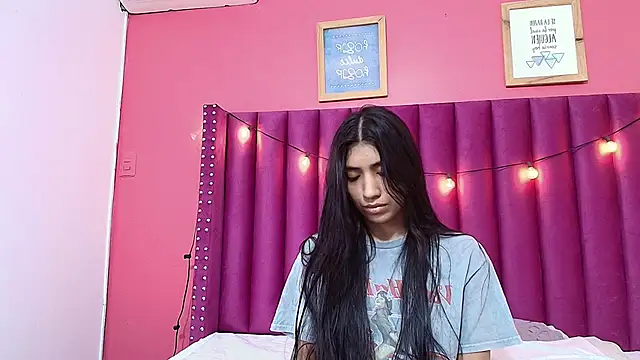 Snapshot of littlee_emilyy_ chatting on January 22, 2025, 9:02 am littlee emilyy  online show from January 22, 2025, 9:02 am