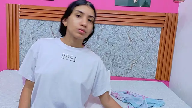 Snapshot of littlee_emilyy_ chatting on March 5, 2026, 12:45 pm littlee emilyy online show from March 5, 2026, 12:45 pm