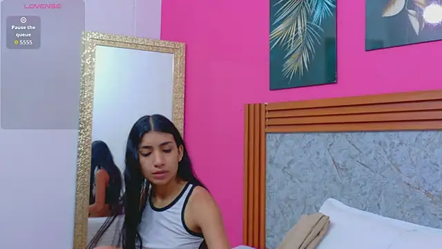 Snapshot of littlee_emilyy_ chatting on April 15, 2026, 1:07 pm littlee emilyy online show from April 15, 2026, 1:07 pm