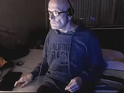 Snapshot of HornyRalfi55 chatting on December 8, 2024, 11:35 am HornyRalfi55 online show from December 8, 2024, 11:35 am