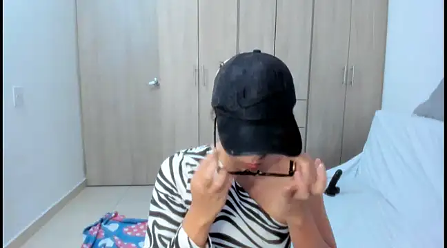 Snapshot of Hana_Zurah chatting on February 4, 2025, 10:45 pm Hana Zurah online show from February 4, 2025, 10:45 pm