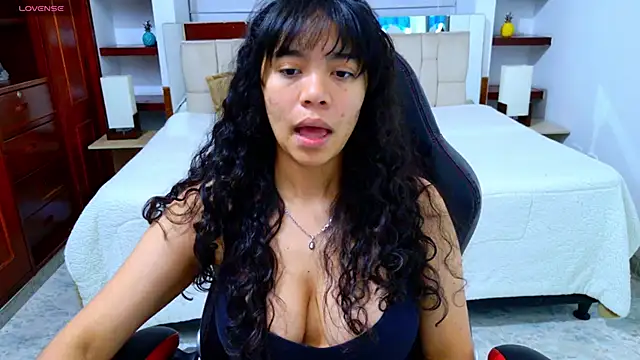 laureentt  online show from December 19, 2025, 3:13 am