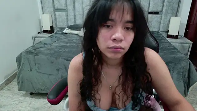 laureentt  online show from June 3, 2026, 3:09 am
