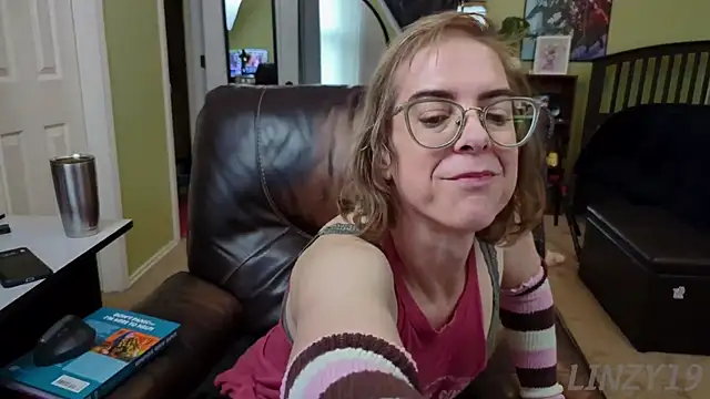 Snapshot of Linzy_19 chatting on January 9, 2025, 8:22 pm Linzy 19 online show from January 9, 2025, 8:22 pm