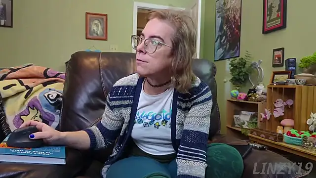 Snapshot of Linzy_19 chatting on January 24, 2025, 4:17 pm Linzy 19 online show from January 24, 2025, 4:17 pm