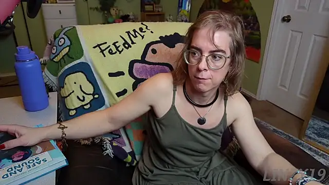 Snapshot of Linzy_19 chatting on February 4, 2025, 12:19 am Linzy 19 online show from February 4, 2025, 12:19 am