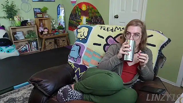 Snapshot of Linzy_19 chatting on February 13, 2025, 5:33 pm Linzy 19 online show from February 13, 2025, 5:33 pm