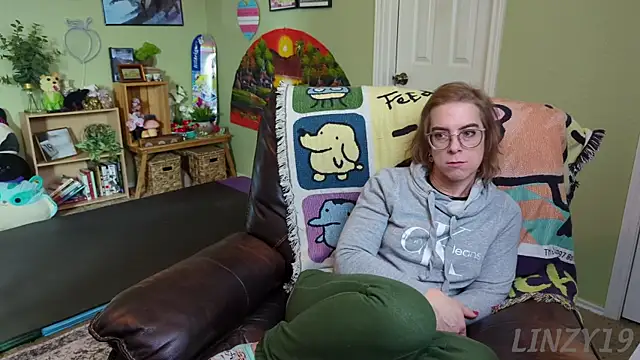 Snapshot of Linzy_19 chatting on February 13, 2025, 10:00 pm Linzy 19 online show from February 13, 2025, 10:00 pm