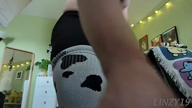 Snapshot of Linzy_19 chatting on February 14, 2025, 7:02 pm Linzy 19 online show from February 14, 2025, 7:02 pm