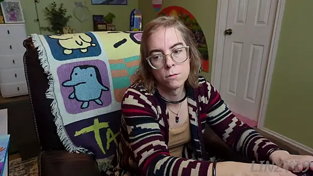 Snapshot of Linzy_19 chatting on February 18, 2025, 6:37 pm Linzy 19 online show from February 18, 2025, 6:37 pm