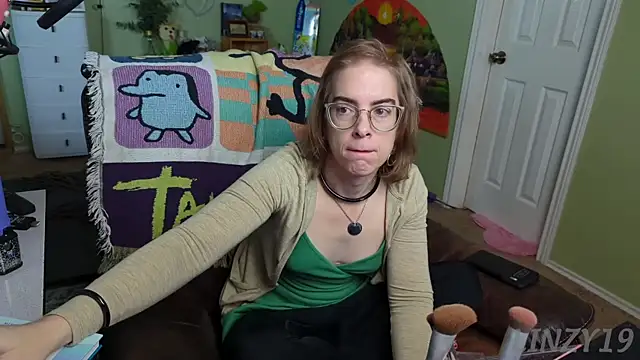 Snapshot of Linzy_19 chatting on February 20, 2025, 3:52 pm Linzy 19 online show from February 20, 2025, 3:52 pm